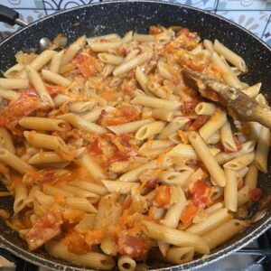 A dish of pasta and vegetables